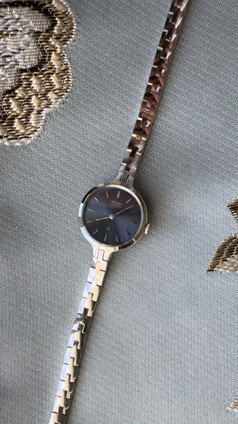 Minimalist Seiko Vintage Steel Watch with Dark Dial