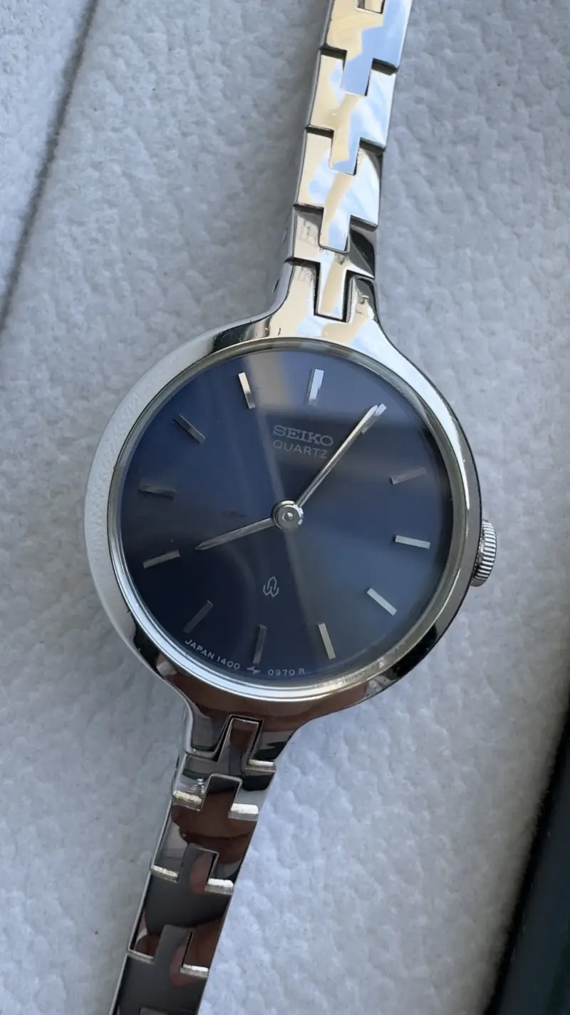Minimalist Seiko Vintage Steel Watch with Dark Dial — image 2