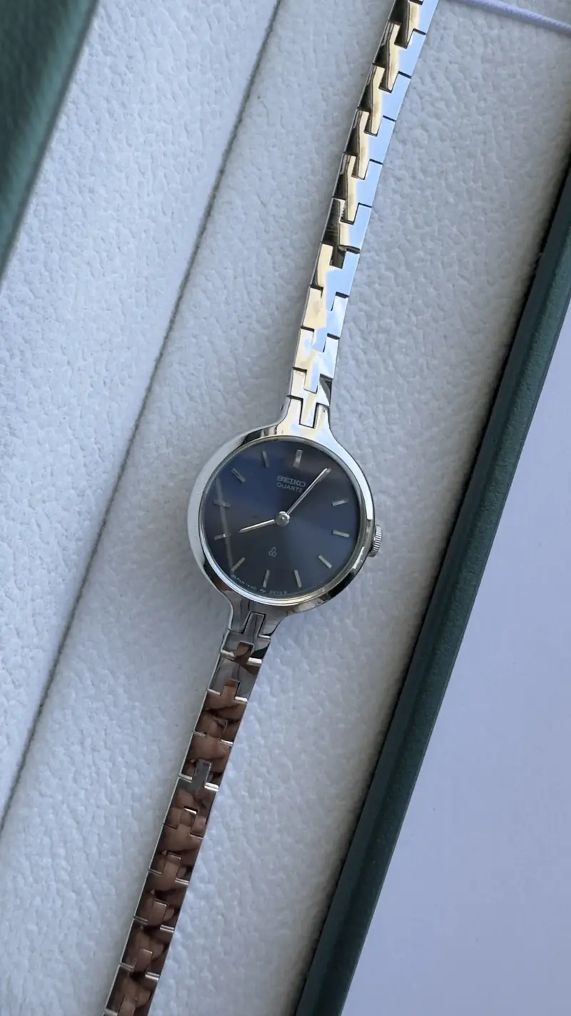 Minimalist Seiko Vintage Steel Watch with Dark Dial — image 3