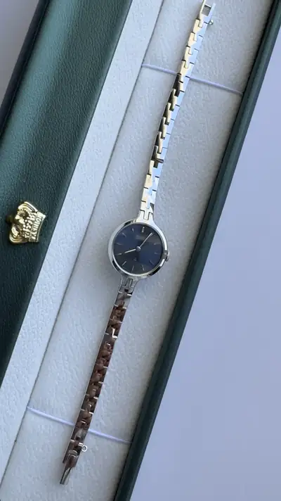 Minimalist Seiko Vintage Steel Watch with Dark Dial 4