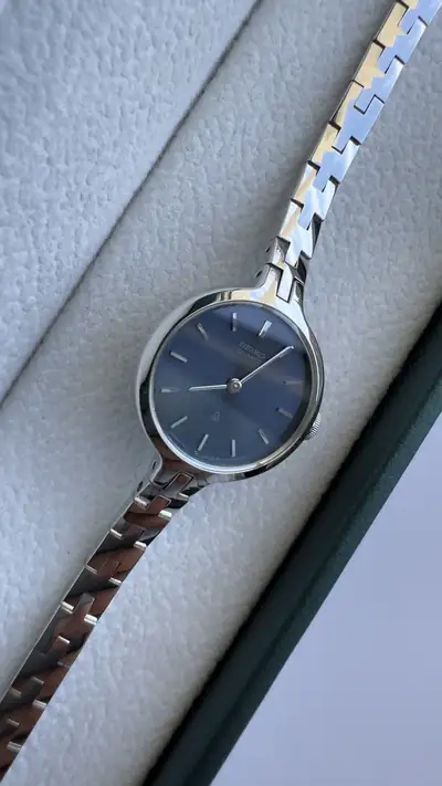 Minimalist Seiko Vintage Steel Watch with Dark Dial 5