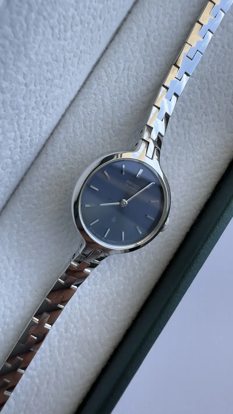Minimalist Seiko Vintage Steel Watch with Dark Dial — image 5