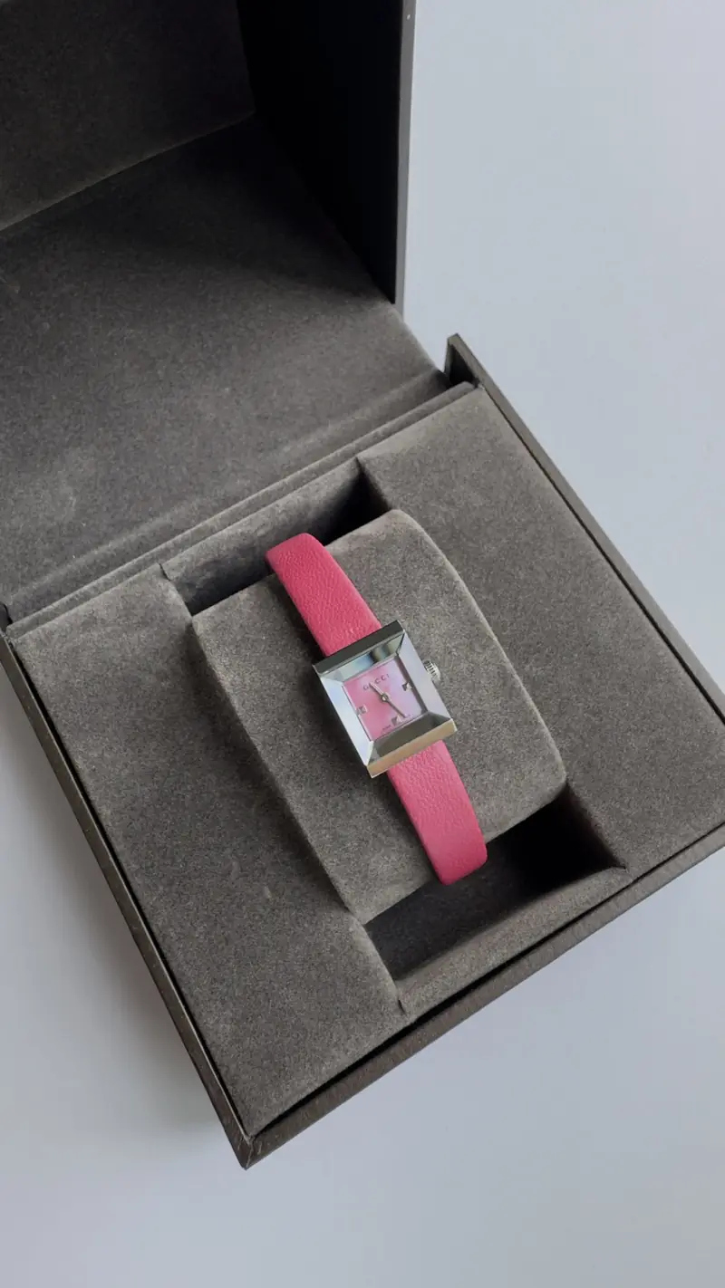 Stylish Gucci Silver-Tone Watch with Pink Dial