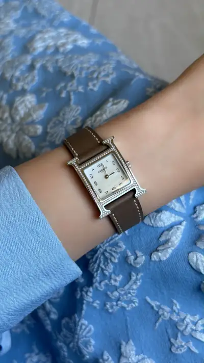 Distinctive Hermès Small Diamond H Case Watch 7