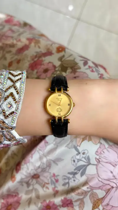 ساعة كريستيان ديور دائرية ذهبية 7