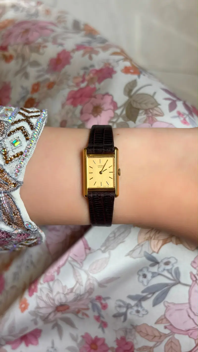 ساعة سيكو مستطيلة بمينا ذهبي — image 9