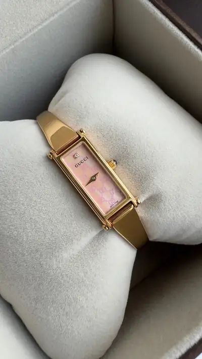 ساعة غوتشي ذهبية بسوار بنغل 2