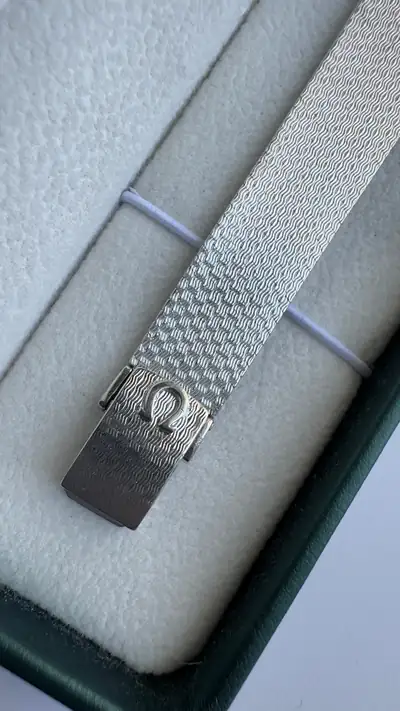 Omega Genève Square Textured Bracelet Watch 8